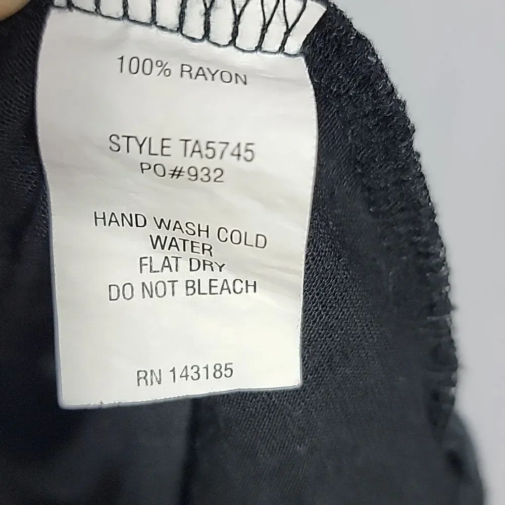 š¤5/$20š¤āPOPULARā
BASICS..Ā blackātank.. - Picture 7 of 12